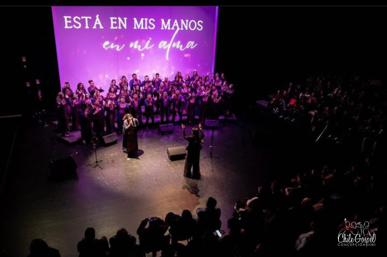 Coro y banda de Chile Gospel Concepción sobre el escenario